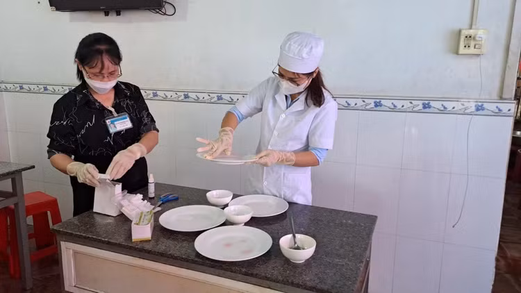 Sở Y tế Bình Thuận lấy mẫu xét nghiệm - Ảnh: Sở Y tế cung cấp