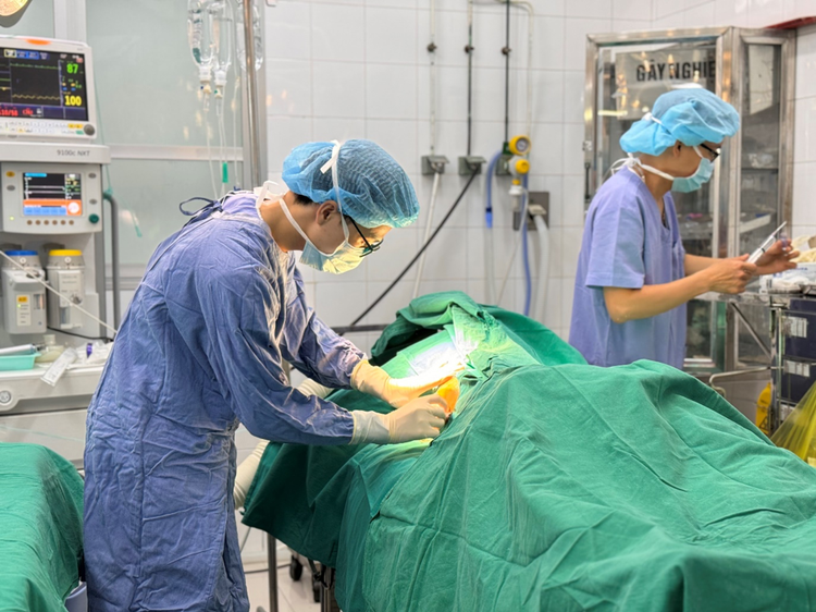 ThS. BS Nguyễn Văn Đàn – Khoa Ngoại tim mạch - Lồng ngực, Bệnh viện Việt Đức và ekip dẫn lưu màng phổi cho bệnh nhân M. Ảnh: BVCC