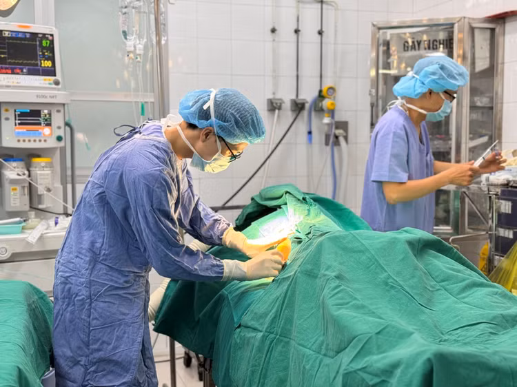 ThS. BS Nguyễn Văn Đàn – Khoa Ngoại tim mạch - Lồng ngực, Bệnh viện Việt Đức và ekip dẫn lưu màng phổi cho bệnh nhân M. Ảnh: BVCC