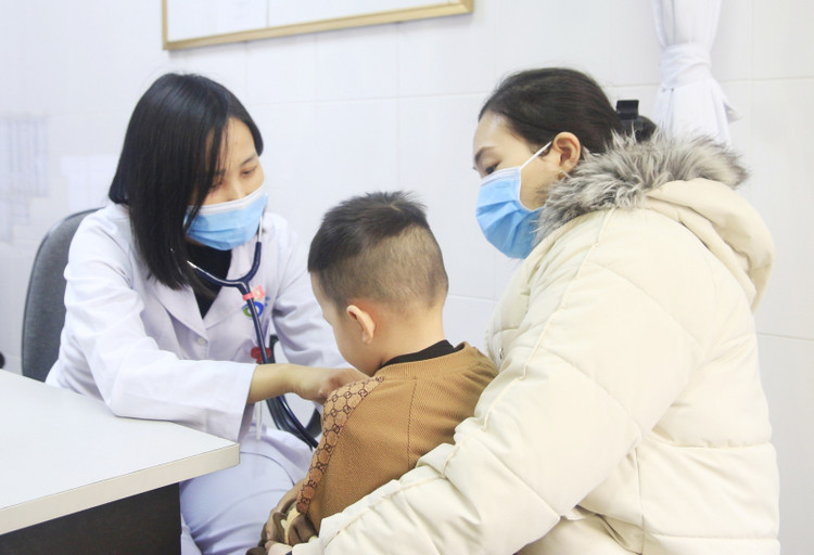 Số trẻ đến khám các bệnh lý về hô hấp như cúm mùa, viêm mũi họng cấp, viêm phế quản cấp, viêm phổi…tăng nhanh