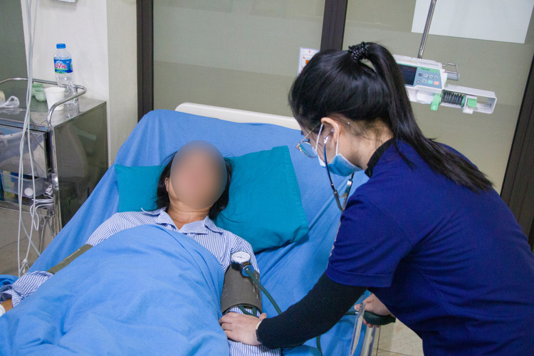 Các bác sĩ chiến thắng trong cuộc chạy đua với tử thần, cấp cứu kịp thời người bệnh.