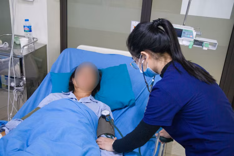 Các bác sĩ chiến thắng trong cuộc chạy đua với tử thần, cấp cứu kịp thời người bệnh.