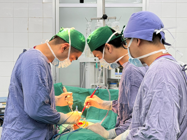 Các bác sĩ mổ nắn chỉnh trật cột sống, cố định cột sống và giải phóng thần kinh cho bệnh nhân M. Ảnh: BVCC