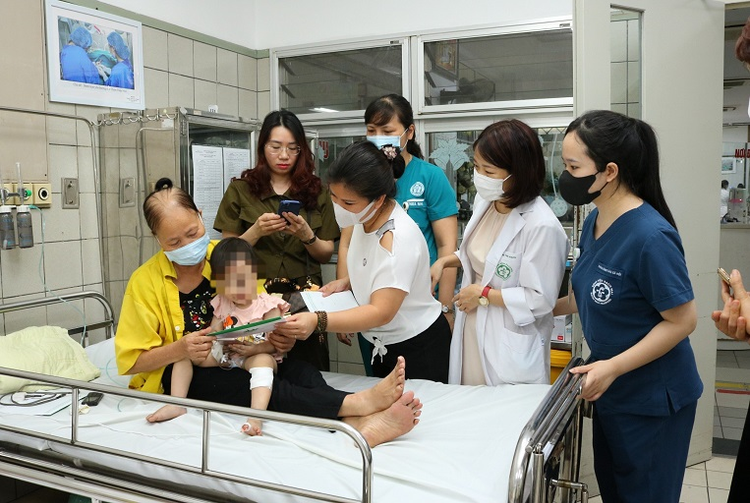 Một số nhà hảo tâm thăm hỏi, trao quà hỗ trợ, chia sẻ với các bệnh nhi và gia đình - Ảnh: BVCC