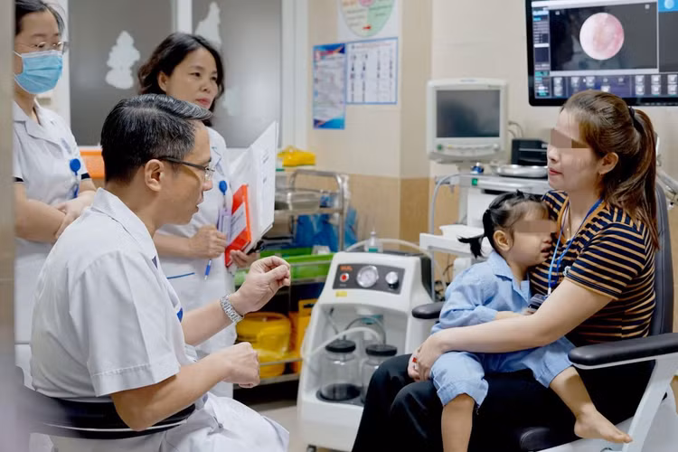 Đi khám mắt bất ngờ phát hiện u xâm lấn từ hốc mũi lên não ở trẻ 3 tuổi