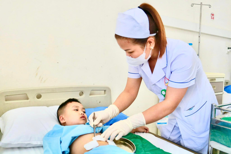 Thăm khám cho bệnh nhi sau phẫu thuật - Ảnh BVCC