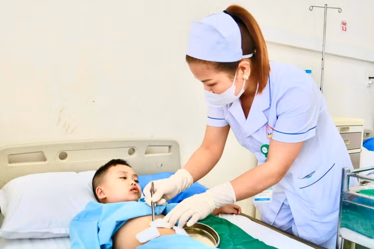 Thăm khám cho bệnh nhi sau phẫu thuật - Ảnh BVCC