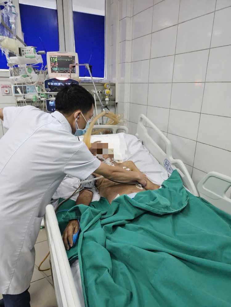 Thăm khám cho bệnh nhân nguy kịch do mắc giun lươn - Ảnh minh họa