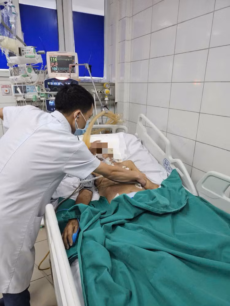 Thăm khám cho bệnh nhân tại Bệnh viện Nhiệt đới TƯ - Ảnh BVCC