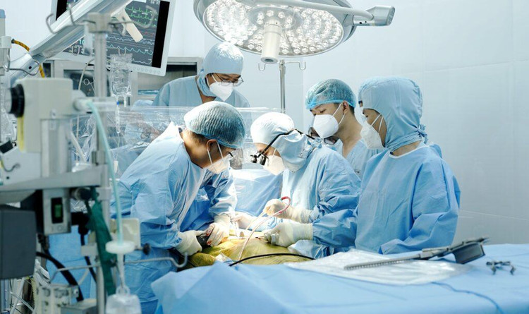 Phẫu thuật cho bệnh nhân tại Bệnh viện Thủ Đức