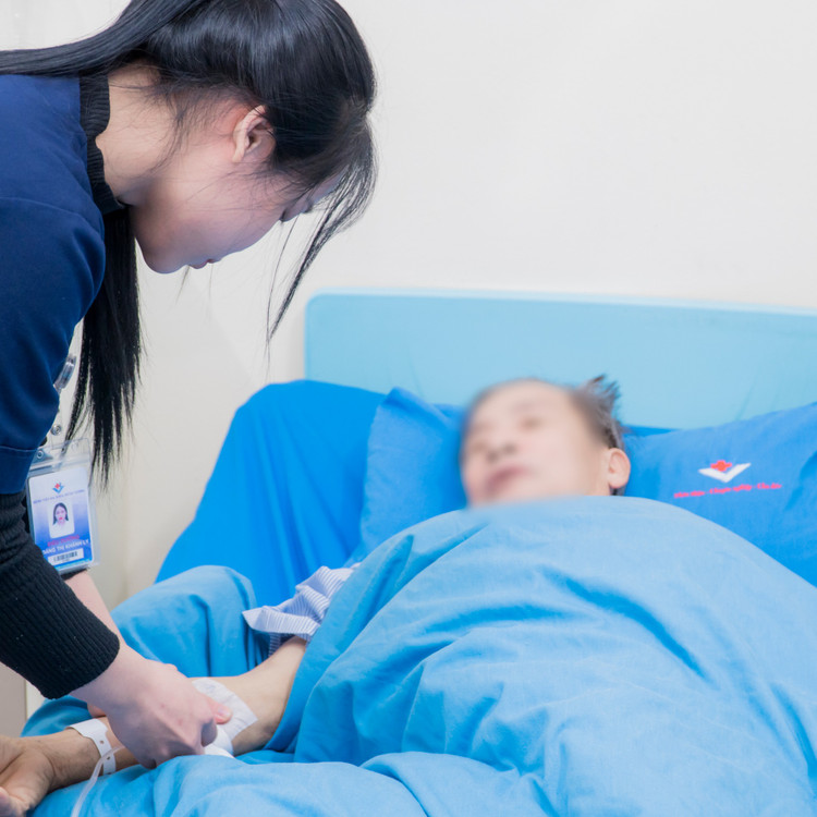 Thăm khám cho bệnh nhân bị ung thư trực tràng - Ảnh BVCC