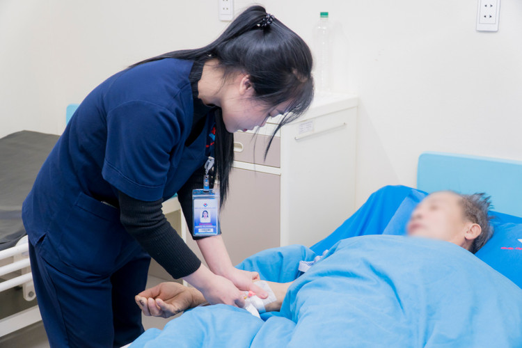 Táo bón và đại tiện ra máu, dấu hiệu cảnh báo ung thư giai đoạn cuối - Ảnh BVCC