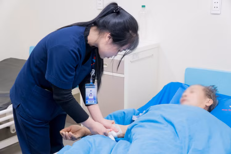 Táo bón và đại tiện ra máu, dấu hiệu cảnh báo ung thư giai đoạn cuối - Ảnh BVCC Táo bón và đại tiện ra máu, dấu hiệu cảnh báo ung thư giai đoạn cuối - Ảnh BVCC