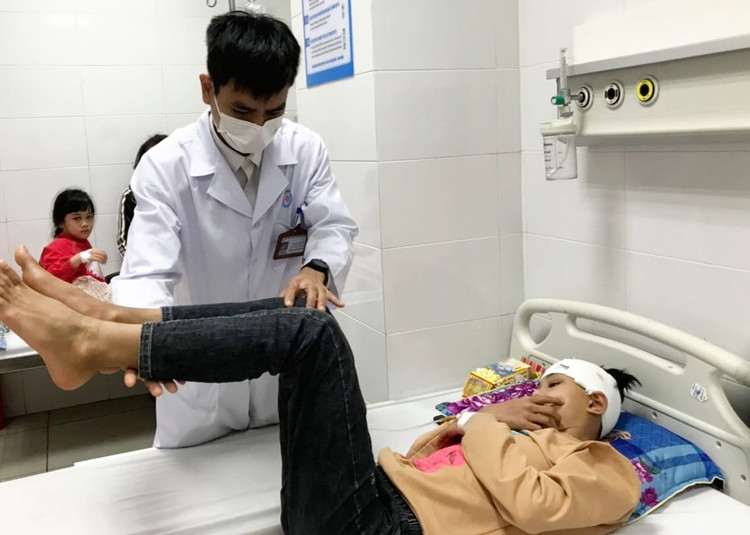 Kiểm tra tình trạng bệnh nhân sau phẫu thuật.