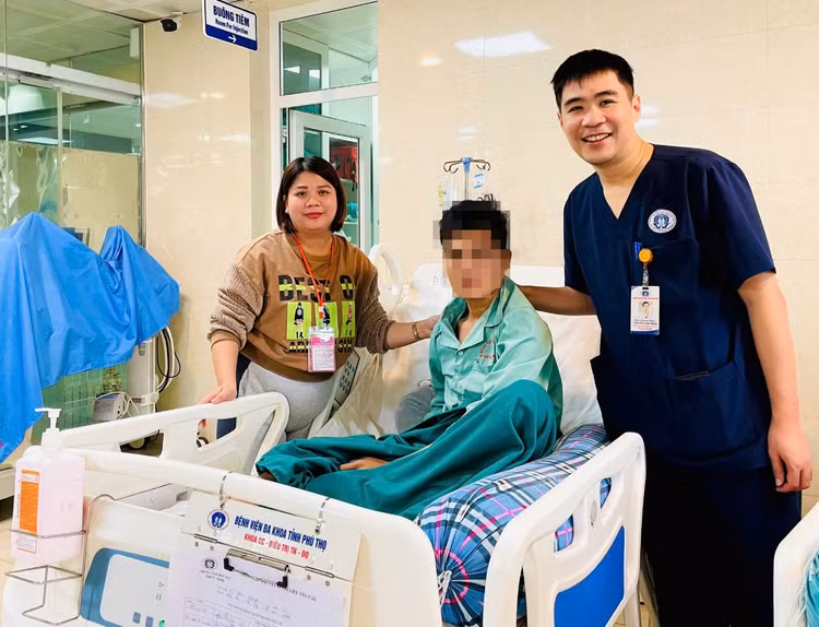 Hình ảnh BS.CKI Nguyễn Anh Minh cùng người bệnh sau 5 ngày can thiệp - Ảnh BVCC