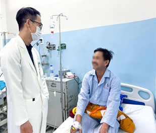 Bác sĩ Lê Anh Huy, khoa Tim mạch can thiệp – DSA điều trị cho anh L. - Ảnh BVCC