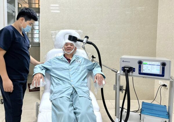 Máy kích thích từ trường xuyên sọ đặt tại Trung tâm Đột quỵ, Bệnh viện đa khoa tỉnh Phú Thọ