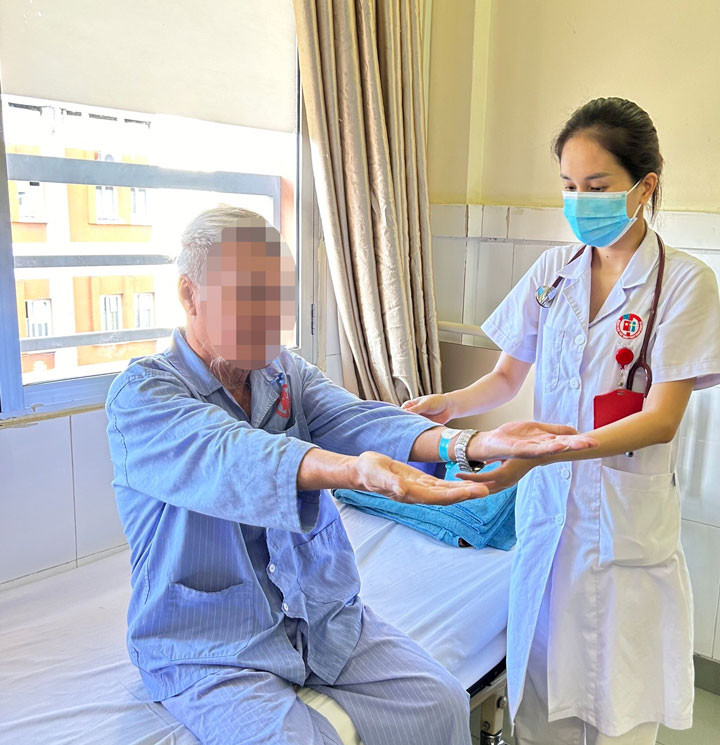 Người bệnh N.V.A. sau điều trị đã hồi phục hoàn toàn các triệu chứng, vận động đi lại bình thường