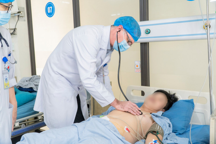 Bác sĩ Piter thăm khám cho bệnh nhân