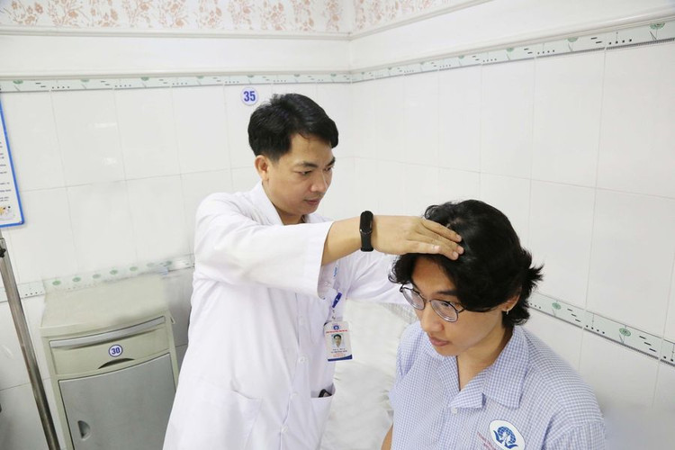 TS.BS Vi Trường Sơn – Trưởng khoa Ngoại yêu cầu thăm khám lâm sàng cho người bệnh bị đau đầu