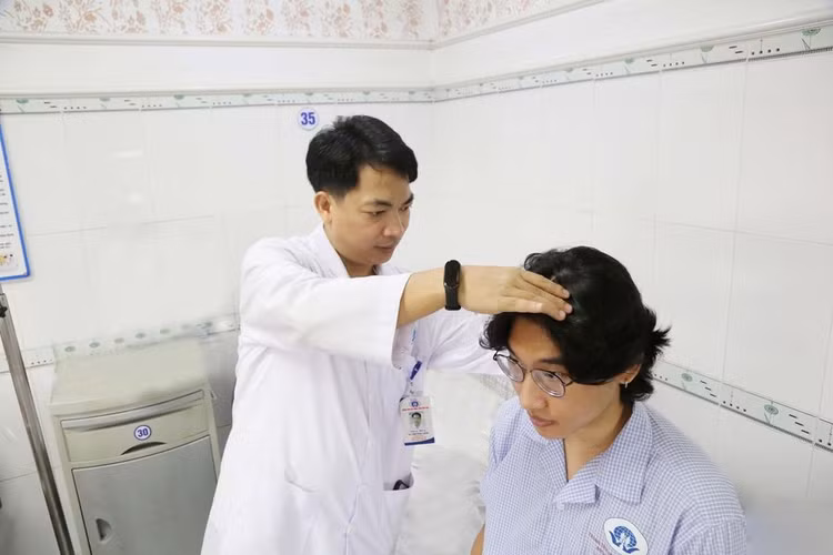TS.BS Vi Trường Sơn – Trưởng khoa Ngoại yêu cầu thăm khám lâm sàng cho người bệnh bị đau đầu
