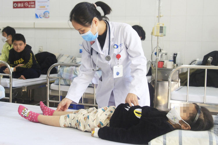 Tăng cân bất thường, phù và ho không ngờ trẻ mắc bệnh nặng