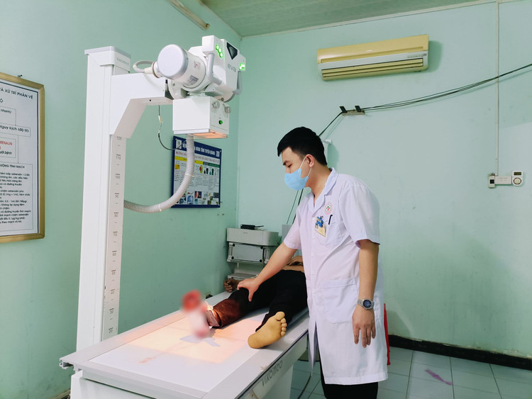 Cắt cỏ gần gốc cây thanh niên 21 tuổi bị đứt cơ gan bàn chân và mạch máu