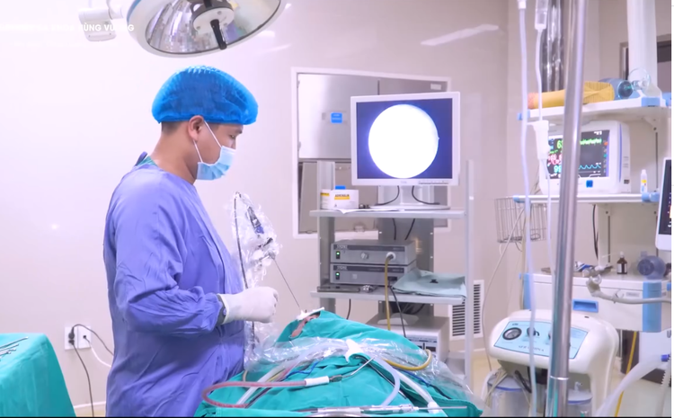 Phẫu thuật nội soi mũi xoang điều trị viêm mũi xoang mạn tính ảnh 1