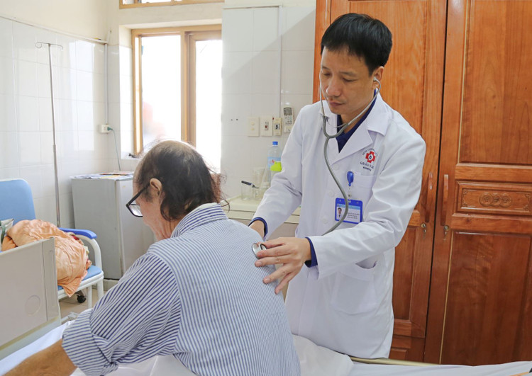 Trưởng khoa ung bướu kiểm tra lại sức khoẻ bệnh nhân sau phẫu thuật