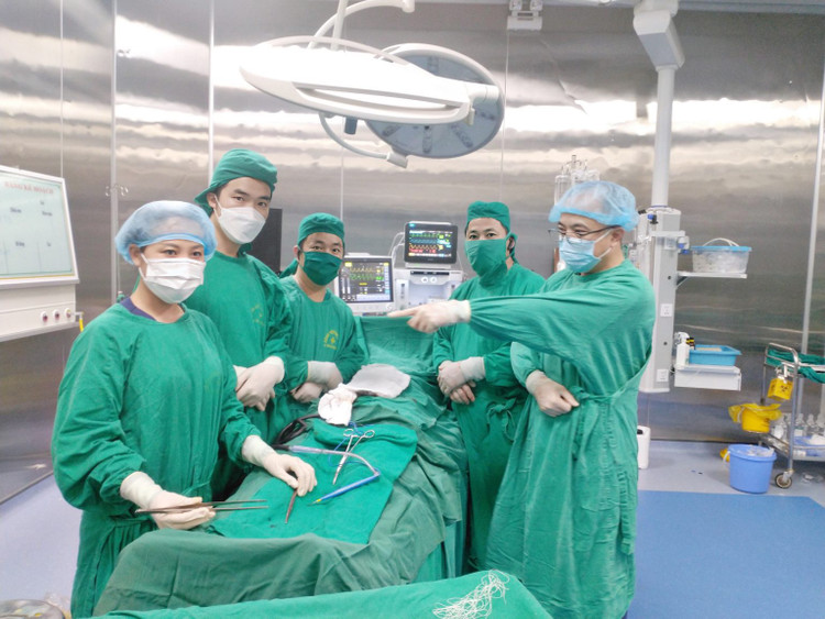 Ekip phẫu thuật cho bệnh nhân B. gồm 5 chuyên khoa