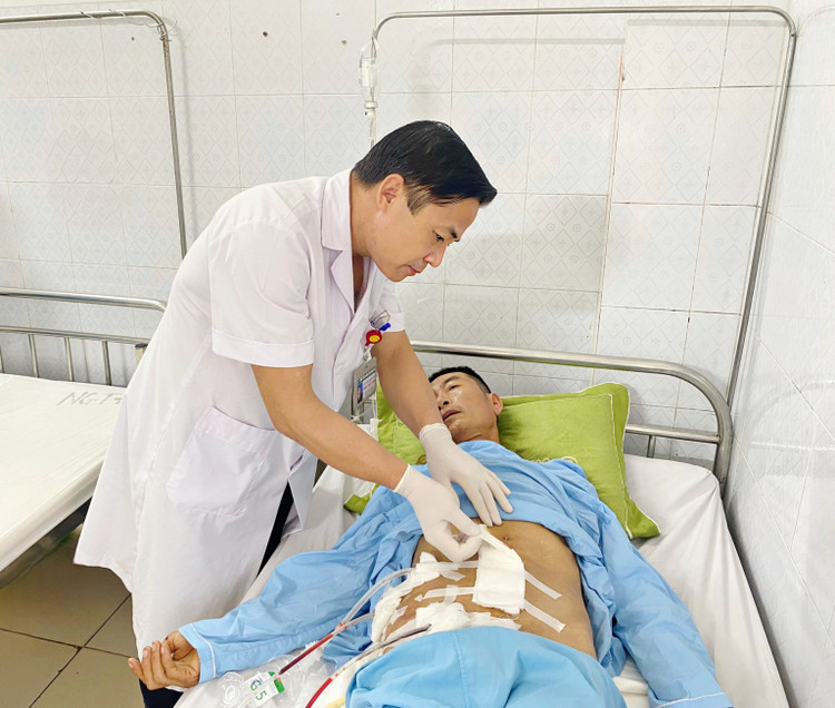 BSCKII. Mai Thế Long thăm khám cho bệnh nhân sau 3 ngày phẫu thuật