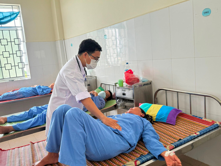 Các bác sĩ đang điều trị nạn nhân ăn cá nóc bị ngộ độc - Ảnh BVCC