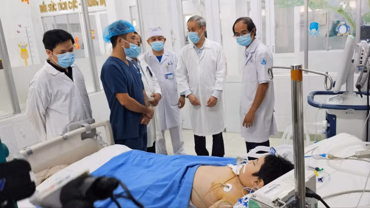 TS Nguyễn Hùng Long - Phó Cục trưởng Cục An toàn thực phẩm, Bộ Y tế thăm bệnh nhân bị ngộ độc bánh mì đang theo dõi, điều trị tại Bệnh viện Nhi Đồng Nai. Ảnh: Vũ Hội