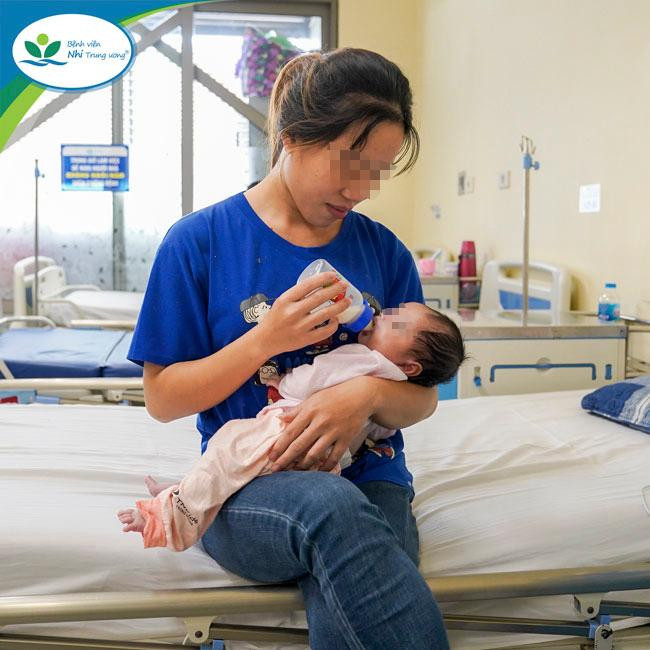 Mẹ hạnh phúc vì con đã bú được