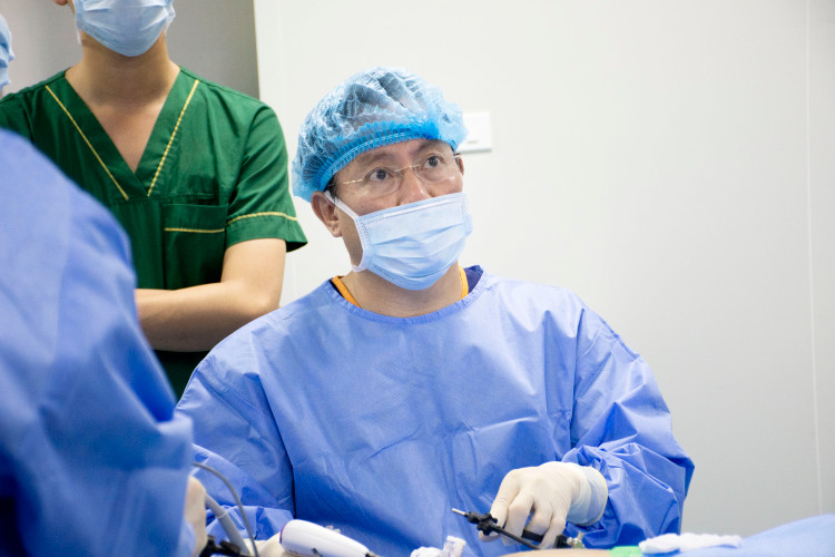 PGS.TS Nguyễn Anh Tuấn và kíp mổ nội soi