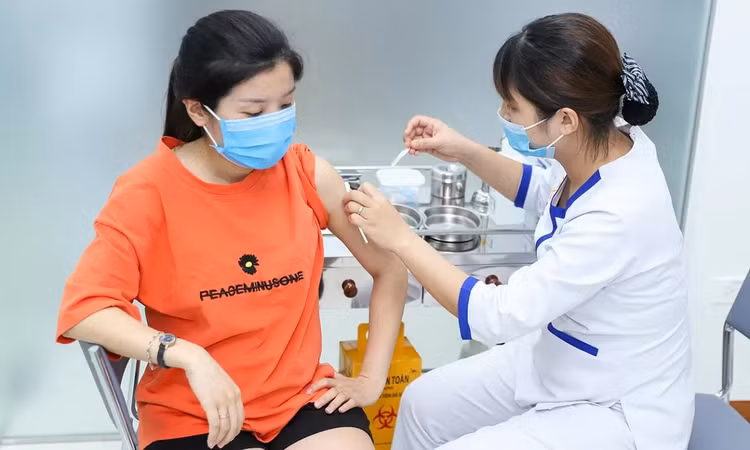 Người lớn cũng cần tiêm lại vắc xin Bạch hầu Người lớn cũng cần tiêm lại vắc xin Bạch hầu