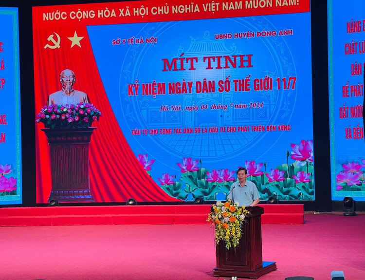 Phó giám đốc Sở Y tế Hà Nội Trần Văn Chung phát biểu tại lễ mít tinh