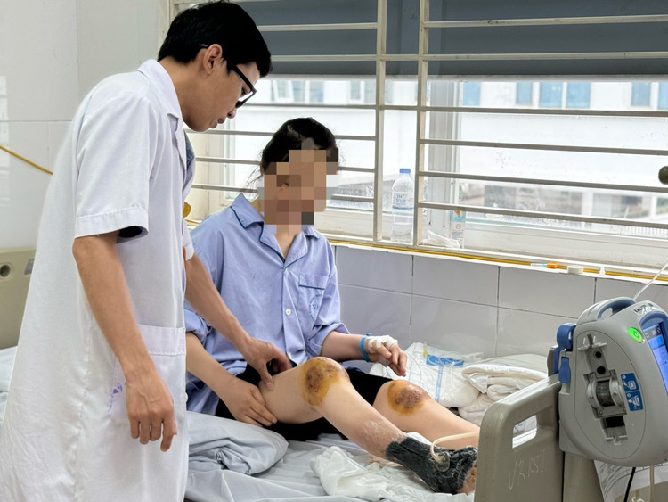 Bác sĩ Tỉnh thăm khám cho bệnh nhân - Ảnh BVCC