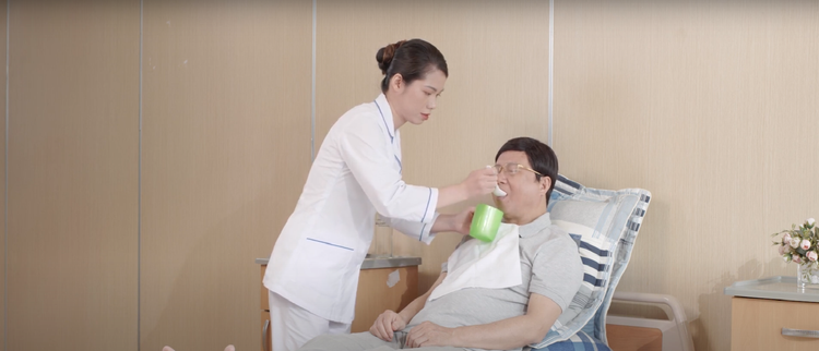 Chăm sóc cho bệnh nhân - Ảnh BVCC