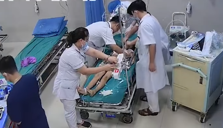 Cứu sống bé gái 9 tuổi hôn mê sâu do đái tháo đường type 1 - Ảnh cắt từ video BV