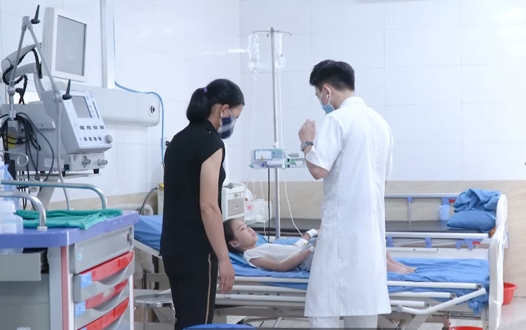 Cứu sống bé gái 9 tuổi hôn mê sâu do đái tháo đường type 1 - Ảnh cắt từ video BV
