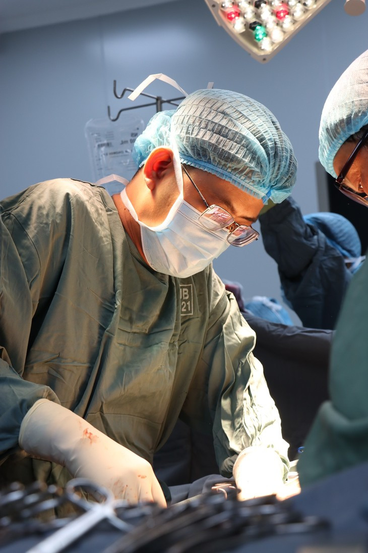 Lấy u buồng cho bệnh nhân - ảnh BVCC Lấy u buồng cho bệnh nhân - ảnh BVCC