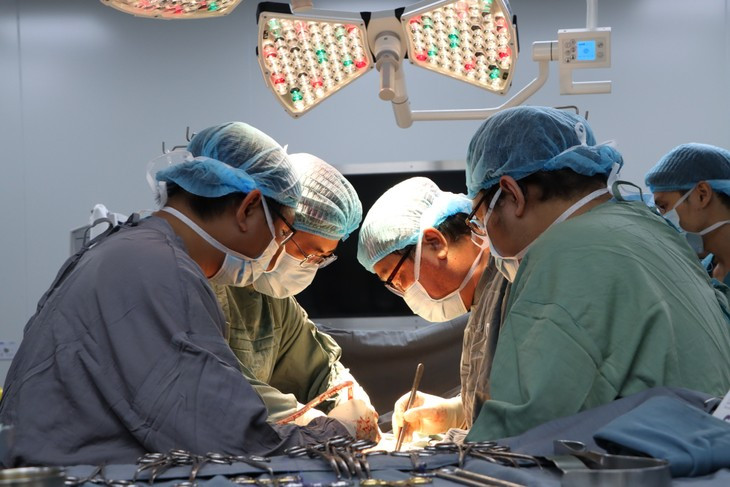 Ca phẫu thuật cho bệnh nhân 27 tuổi mang u hơn 16 kg - Ảnh BVCC Ca phẫu thuật cho bệnh nhân 27 tuổi mang u hơn 16 kg - Ảnh BVCC