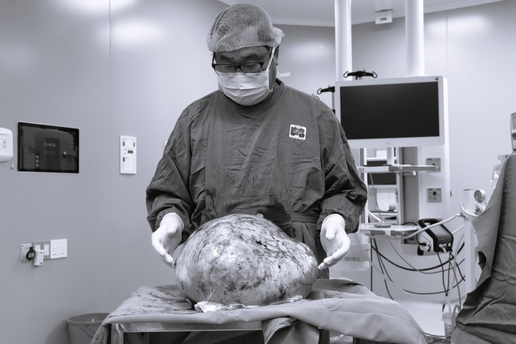 Khối u nặng hơn 16 kg được bóc tách thành công - Ảnh BVCC Khối u nặng hơn 16 kg được bóc tách thành công - Ảnh BVCC