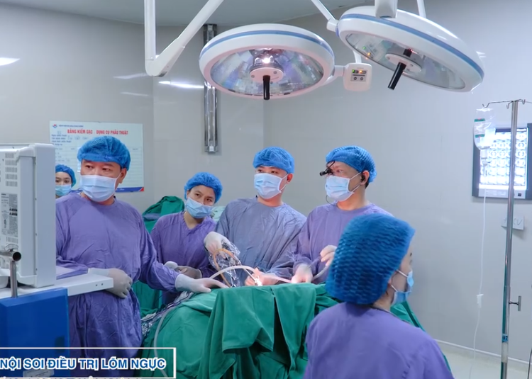 Ca phẫu thuật nội soi điều trị ngực lõm cho bệnh nhi - Ảnh Ảnh cắt từ video