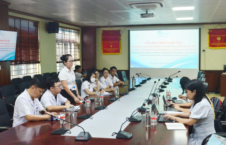 Bệnh viện Bãi Cháy trao đổi cùng nhóm nghiên cứu - Ảnh BVCC