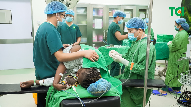 Ca phẫu thuật cho bệnh nhân - Ảnh BVCC
