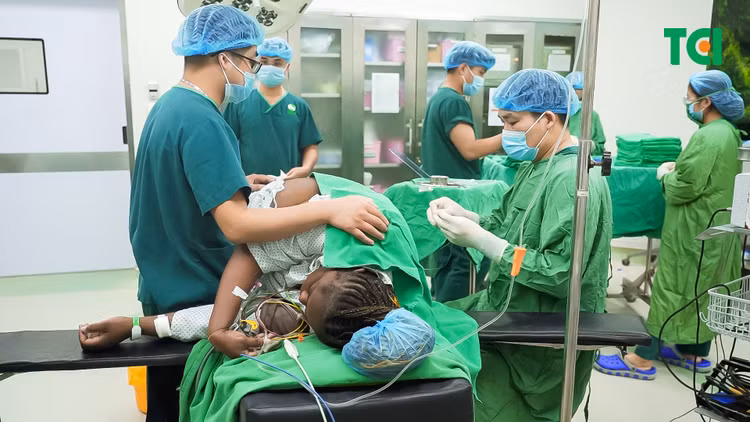 Ca phẫu thuật cho bệnh nhân - Ảnh BVCC