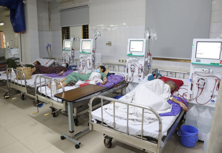 Khoa Hồi sức tích cực đã khẩn trương khắc phục mưa dột, đảm bảo cấp nước phục vụ bệnh nhân chạy thận nhân tạo - Ảnh BVCC