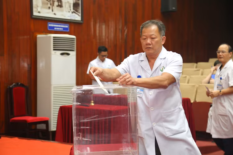 TS.BS. Dương Đức Hùng, Giám đốc Bệnh viện Hữu nghị Việt Đức ủng hộ đồng bào bão lũ - Ảnh BVCC